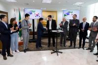 Paraná firma novo acordo para uso de tecnologia sul-coreana na educação pública