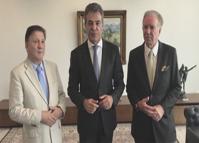 Uma parceria entre a Celepar e a Associação Comercial do Paraná voltada ao uso de tecnologias de reconhecimento do cidadão é o que prevê o contrato de prestação de serviço de consulta biográfica assinado pelo governador Beto Richa, na manhã de ontem (26), durante cerimônia realizada no Palácio Iguaçu.