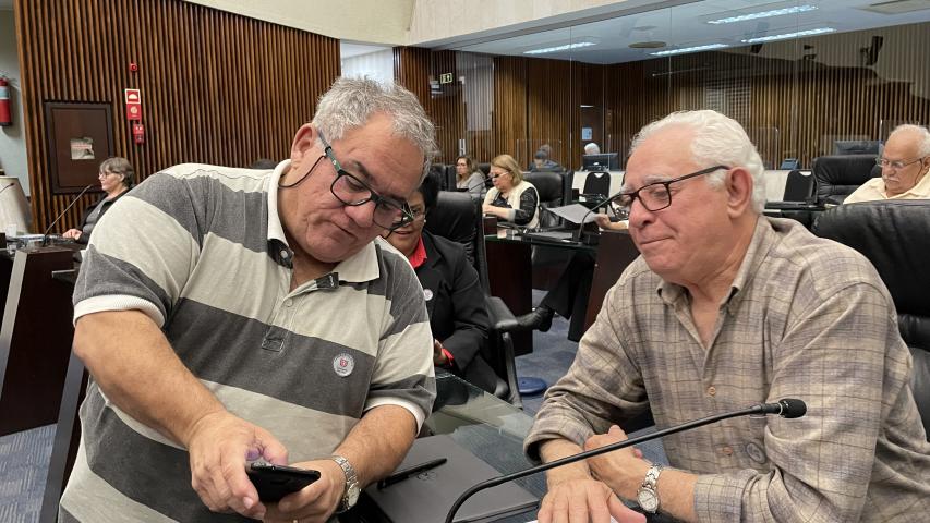 Celepar promove novas edições do curso de smartphone para idosos ao redor do Paraná