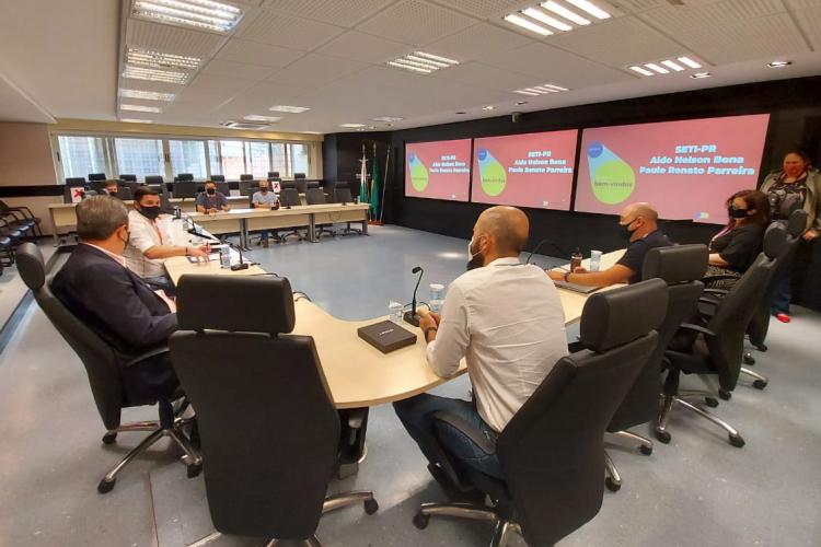 várias pessoas numa mesa