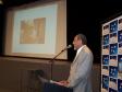 Na foto o diretor-presidente da CELEPAR
e secretário de Assuntos Estratégicos,
Nizan Pereira ao fundo o homenageado,
Oscar Niemeyer, na Escola de Governo,
no dia 11 de dezembro de 2007