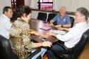 A Celepar, por meio dos empregados Eloir José Sbalqueiro e Valderi Pereira da Silva, apresenta ao prefeito Edgar Bueno e à secretária Inês de Paula, o Projeto de Inclusão Social da Pessoa Idosa. A reunião foi na Prefeitura de Cascavel