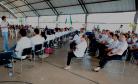 Entrega de certificados aos participantes do curso de acesso à internet e às redes sociais em Cascavel.