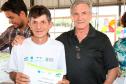 Entrega de certificados aos participantes do curso de acesso à internet e às redes sociais em Cascavel.