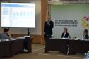 Fernando José Fendrich apresenta os cases de BI desenvolvidos pela Celepar para o Detran. O presidente Jacson Carvalho Leite e o diretor-geral do Detran, Marcos Traad, acompanham a apresentação 