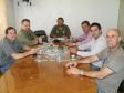 Os veradores Wanderley Amâncio de Moraes (Wandinho) e Edilson da Luz  receberam a equipe da Celepar na Câmara Municipal de Jacarezinho