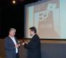 O Governador do Paraná, Roberto Requião
recebe das mãos do diretor de 
Desenvolvimento da Celepar, Henrique 
Salatino Miorelli, o troféu do Prêmio 
ARede 2008 - Foto Marcia Midori