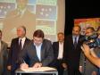 O presidente da Celepar Vanderlei 
Iensen, assina convênio entre 
secretaria do Emprego e Trabalho, 
Associação Comunitária Vila Real e 
Celepar, para implantação de 
Telecentros Paranavegar - a seguir 
a partir da esq., o Governador do 
Paraná, Roberto Requião, o 
presidente Associação Comunitária 
Vila Real, Erni Stein, o secretário 
para Assuntos Estratégicos Nizan 
Pereira e o presidente da Acef, 
Antonio Saíd