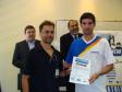 Da Celepar, Sérgio Luis dos Santos 
Oliveira, entrega o certificado de 
conclusão do Curso de Capacitaçao 
para Monitores do Telecentro 
Paranavegar para Maicon P.
Martinazzo (17/03/2009) 