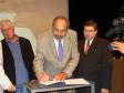 Na foto o Governador do Paraná,
Roberto Requião, assina o decreto 
que estabelece regras e diretrizes 
para a construção e manutenção de 
sítios e portais na internet 
pelos órgãos da administração 
pública direta e indireta, o 
secretário de Assuntos Estratégicos, 
Nizan Pereira e o diretor-
presidente da Celepar, Vanderlei 
Falavinha Iensen