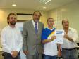 A partir da esq. o diretor de 
operação, Robson Valentin, o 
secretário de Assuntos 
Estratégicos, Nizan Pereira, o 
Cleverson Jose da Rocha, com o 
seu certificado de conclusão do 
Curso de Capacitação de Monitores 
para Telecentros Paranavegar e 
o Gilnei Dias Machado