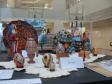 Exposição Cultura Eslava no espaço Cultural Santos Dumont dos artistas paranaenses Eloir Jr. e Alice de Fátima Noga. É composta de várias peças de Pêssankas, ou Pisánkis, os tradicionais ovos coloridos, cujas pinturas traduzem símbolos, figuras, palavras, passagens de vida e celebrações dos povos da Ucrânia e da Polônia. Matyoszkas e Babuszkas, as tradicionais bonecas de origem russa, bastante difundidas nos países do leste europeu (29/03/2010)