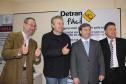 A partir da direita, o diretor-geral do Detran-PR, Marcos Traad, o prefeito de Curitiba, Luciano Ducci, o secretário da Segurança Pública, Reinaldo de Almeida César e o diretor-geral do Instituto, Newton Tadeu Rocha