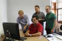 O presidente Jacson Carvalho Leite apresenta a Rede Executiva ao  Patryck Rocha de Souza(sentado) e Sérgio Leonel Beltrame, observado pelo diretor de Mercado, Nelson Garcia