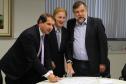 Marcel Micheletto assina como testemunha o termo de resolução firmado entre o presidente Jacson Carvalho Leite e o secretário Flávio Arns