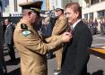O presidente Jacson Carvalho Leite recebe a medalha alusiva ao Dia do Bombeiro