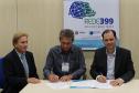O secretário para Assuntos Estratégicos, Edson Casagrande e o presidente da Celepar, Jacson Carvalho Leite, assinam protocolo de intenções, para instalação da Rede 399 de internet para todos.Curitiba, 26-03-14