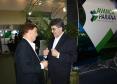 O secretário Chefe da Casa Civil, Luiz Eduardo Sebatiani conversa com o presidente Jacson Carvalho Leite no estande da companhia no evento em Foz do Iguaçu