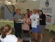 O presidente Jacson Carvalho Leite e a secretaria Claudia Pereira entregam o material do curso aos participantes 