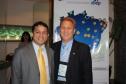 A partir da esq. José Alípio Diniz de Morais Junior (Prodap/AP) e o diretor-presidente da Celepar, Jacson Carvalho Leite atual presidente do Conselho Fiscal da diretoria da Associação Brasileira de Entidades Estaduais de Tecnologia da Informação e Comunicação (Abep)