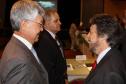 A esq. o representante do governador Beto Richa no evento, o secretário do Planejamento e Coordenação Geral, Cassio Taniguchi, presidente do Conselho de Administração da Celepar e do Conselho Estadual de Informação e Telecomunicações (COSIT), o vice-presidente executivo, Nelson Oliveira Menezes Filho (Itec/AL) e Paulo Coelho (Proderj/RJ)