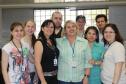 Na foto, Aparecida Cássia Pereira da DIDES-G2 (de azul claro)