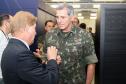 General Francisco Modesto, ao lado do presidente Jacson Leite, conhece o data center da Celepar
