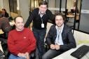 Na foto, o analista e gerente do GPEg, Glauco Schmidt, entre os técnicos documentadores da Celepar, Gilmar Costa Auersvald (de vermelho) e Sérgio Luis dos Santos Oliveira 

