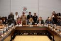 A governadora Cida Borghetti assinou nesta segunda-feira (23), durante a reunião do secretariado, no Palácio Iguaçu, um decreto que padroniza os procedimentos de atendimento e deixa de exigir dos usuários informações que já estão na base de dados do Estado. A ideia é  diminuir a burocracia e facilitar o atendimento dos órgãos públicos estaduais aos cidadãos. 