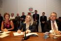 A governadora Cida Borghetti assinou nesta segunda-feira (23), durante a reunião do secretariado, no Palácio Iguaçu, um decreto que padroniza os procedimentos de atendimento e deixa de exigir dos usuários informações que já estão na base de dados do Estado. A ideia é  diminuir a burocracia e facilitar o atendimento dos órgãos públicos estaduais aos cidadãos.