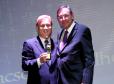 O presidente Jacson Carvalho Leite recebe o prêmio E-Governo das mãos do diretor executivo da Sucesu, Luiz Alberto Matzenbacher
