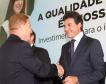 O governador Beto Richa, comprimenta o presidente da Celepar, Jacson Carvalho Leite, pelas soluções de modernização que a companhia desenvolve para a área da educação no Estado.