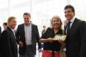 Ao lado do 1º secretário sa Assembléia Legislativa do Paraná, deputado Plauto Miró, o presidente Jacson Carvalho Leite observa a entrega de um tablet feita pelo governador Beto Richa, a uma professora da rede estadual do ensino.