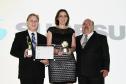 O presidente da Celepar, Jacson Carvalho Leite; a secretária da Justiça, Cidadania e Direitos Humanos, Maria Tereza Uille Gomes e o presidente da Sucesu-PR, Lincoln Paulo Martins Moreira, na cerimônia do prêmio TI 2013