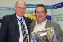 Paulo Alcion de Oliveira homenageado pelos seus 35 anos de serviços prestados na Celepar. 