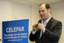 O secretário para Assuntos Estratégicos, Edson Casagrande e o presidente da Celepar, Jacson Carvalho Leite, assinam protocolo de intenções, para instalação da Rede 399 de internet para todos.Curitiba, 26-03-14.Foto: Arnaldo Alves / ANPr.