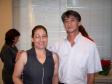A funcionária da Fundação CELEPAR, Roseli de Fátima do Santos, comemorando seus 15 anos de dedicação aos associados, ao seu lado o presidente da FUNCEL, Newton Issao Hiromori