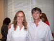 A funcionária da Fundação CELEPAR, Eliane Lago Carvalho, comemorando seus 20 anos de dedicação aos associados, ao seu lado o presidente da FUNCEL, Newton Issao Hiromori