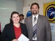 A funcionária da Fundação CELEPAR, Márcia Richter Franquito, comemorando seus 20 anos de dedicação aos associados da FUNCEL, ao seu lado o diretor de desenvolvimento, Henrique Salatino Miorelli 