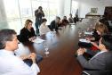 Goverador Beto Richa assina o Pacto pela Identidade Cidadã, acompanhado pela procuradora regional do Ministério Público Federal, Antonia Sanches, e a secretária estadual da Justiça, Cidadania e Direitos Humanos, Maria Tereza Uille Gomes. Curitiba, 08/10/2013. Foto: Orlando Kissner/ANPr
