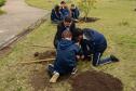 Presidente da Celepar planta árvore na Escola Estadual Amyntas de Barros 