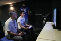 No aniversário da Celepar, empregados participam de ação com games e realidade virtual e doam caixas de leite para associação