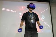 No aniversário da Celepar, empregados participam de ação com games e realidade virtual e doam caixas de leite para associação