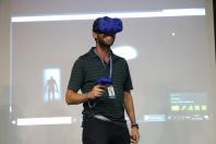 No aniversário da Celepar, empregados participam de ação com games e realidade virtual e doam caixas de leite para associação