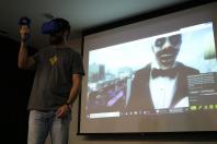 No aniversário da Celepar, empregados participam de ação com games e realidade virtual e doam caixas de leite para associação