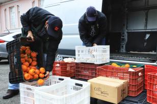 Entrega de alimentos pela Seab ao asilo São Vicente de Paula 