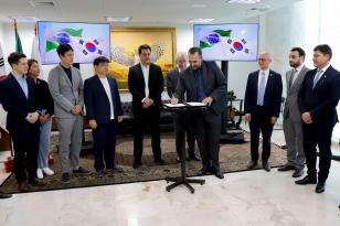 Paraná firma novo acordo para uso de tecnologia sul-coreana na educação pública