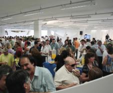 Equipe da Celepar reunida com representantes do IIPR na ocasião da homenagem.Ricardo Costa Guiraud (segundo da esquerda para a direita) e o diretor do IIPR, delegado Newton Tadeu Rocha (primeiro da direita para a esquerda)