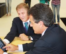 A cerimônia de lançamento do portal móvel ocorreu em fevereiro passado, em cerimônia realziada no Palácio das Araucárias.  Na foto, o presidente Jacson Carvalho Leite apresenta ao governador Beto Richa as vantagens desta ferramenta ao cidadão paranaense
