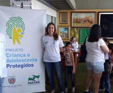 O Projeto Criança e Adolescente Protegidos já atendeu diversos municípios do Paraná, com ações também na feira de serviços Paraná Cidadão. Desta vez a ação aconteceu em Arapongas. No evento desta semana foram emitidas 755 carteiras de identidade e feitos 465 exames oftalmológicos, totalizando 1.220 mil atendimentos.Arapongas, 11/10/2017.Foto: Divulgação SEJU